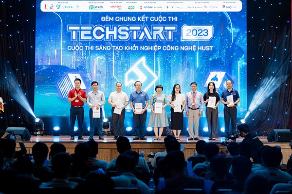 dai dien intech group nhan loi moi lam ban giam khao cuoc thi techstart 2023